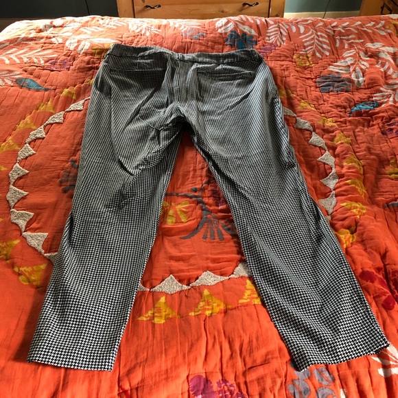 Old Navy Pixie Pants - Picture 4 of 5